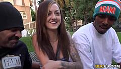 娇小18+ Kendra Cole 疯狂跨种族三人行？