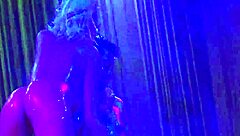 性感脱衣舞变成狂野公共群交，与苗条灵活大屁股美女