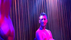 性感脱衣舞变成狂野公共群交，与苗条灵活大屁股美女