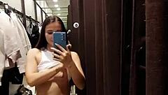 美女户外感受冒险快感