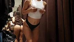 美女户外感受冒险快感