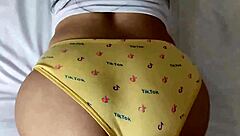 Mi Hijastra Me Enseña Sus Nuevas Pantaletas