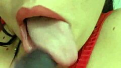 mamando a caceta enorme de brinquedo enfiei inteiro na boca