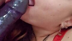 mamando a caceta enorme de brinquedo enfiei inteiro na boca