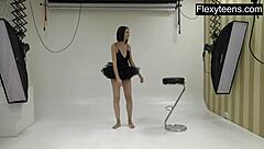 灵活的十八岁少女马尔科娃展示体操技巧在软核动作中