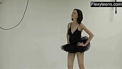 灵活的十八岁少女马尔科娃展示体操技巧在软核动作中