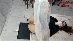 una mamada rápida en el baño abandonado