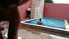 独男穿着袜子炫耀，为热烈群交乐趣