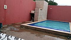 独男穿着袜子炫耀，为热烈群交乐趣