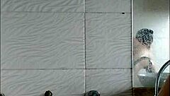 独男穿着袜子炫耀，为热烈群交乐趣