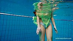 Nina Mohnatka flaunts hairy pussy in shower