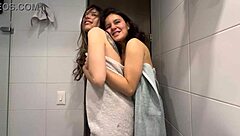 Mientras mi marido hace los huevos su hermanastra me ayuda en la ducha, mojada y excitada