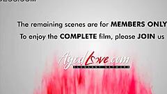 金发熟女用硬核口交和狂野操引诱