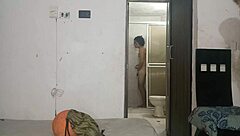 La Hermosa Latina Morena De Ojos Claro Mira A Su Hermanastro Mientras El Toma Un Baño En La Ducha Para Así Tener Sexo Con El