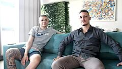 Primeiro teste do sofa gay com blowjob e assfucking ao ar livre