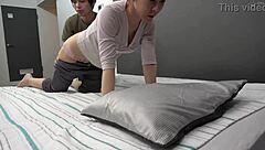 我在她的日本按摩中脱下裤子