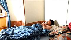 人妻用振动棒自慰被烟雾摄像头偷拍