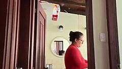 Mi Vecina Está en el Baño