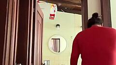 Mi Vecina Está en el Baño