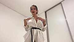 你叫性感护士了吗？我用手指和大奶子检查你鸡巴反应