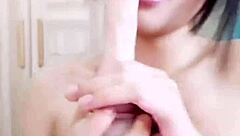 中国女孩在镜头前表演