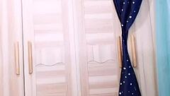 中国女孩在镜头前表演