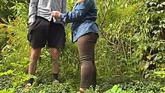 继母温柔的手在街上公共场合安慰