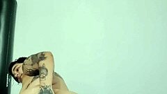 hago mi primer anal con dildo de vidrio en tattoo goth session