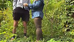 继母温柔的手在街上公共场合安慰