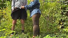 继母温柔的手在街上公共场合安慰