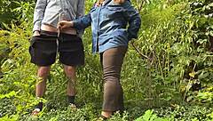 继母温柔的手在街上公共场合安慰