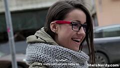 书呆18+少女Izi Ashley脏硬核舔吻无毛后入颜射