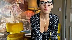 Hot psychologist licks pussy in therapy