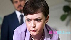 在小办公室里，娇小秘书用狡猾动作勾引老板！