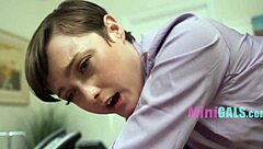 在小办公室里，娇小秘书用狡猾动作勾引老板！