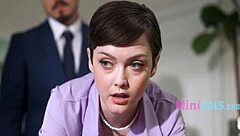 在小办公室里，娇小秘书用狡猾动作勾引老板！