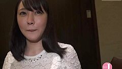 两个亚洲女孩居酒屋见面后3P，还查阴部