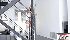 棕发美女Asa Akira张开腿让大鸡巴摧毁紧屁股