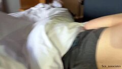 我刚抓到你溜进我屁股？我是你后妈，这酒店床搞混了太疯狂！