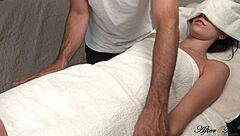 变态按摩师在热辣按摩中手指18+少女的逼