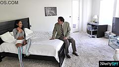 老板抓保姆阿米娅·麦莉偷揉骚屄不干活…