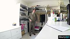 老板抓保姆阿米娅·麦莉偷揉骚屄不干活…