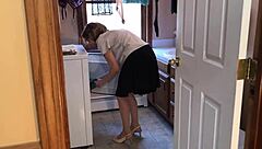 性感熟女穿内衣在洗衣房屈服邻家男孩