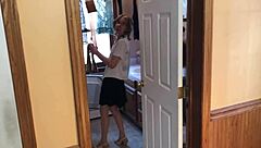 性感熟女穿内衣在洗衣房屈服邻家男孩