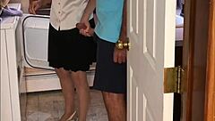 性感熟女穿内衣在洗衣房屈服邻家男孩