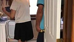 性感熟女穿内衣在洗衣房屈服邻家男孩