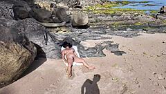 哇，陌生人摸熟女毛毛逼在海滩