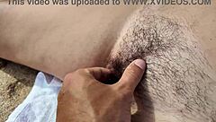 哇，陌生人摸熟女毛毛逼在海滩