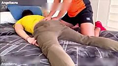 Mi compita se sentía nervioso y se me ocurrió darme un masaje para que se relaje