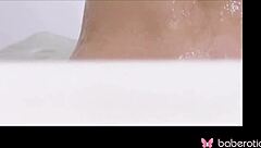 独处的黑发美女Alexandra Roz在浴缸里自慰呻吟4K